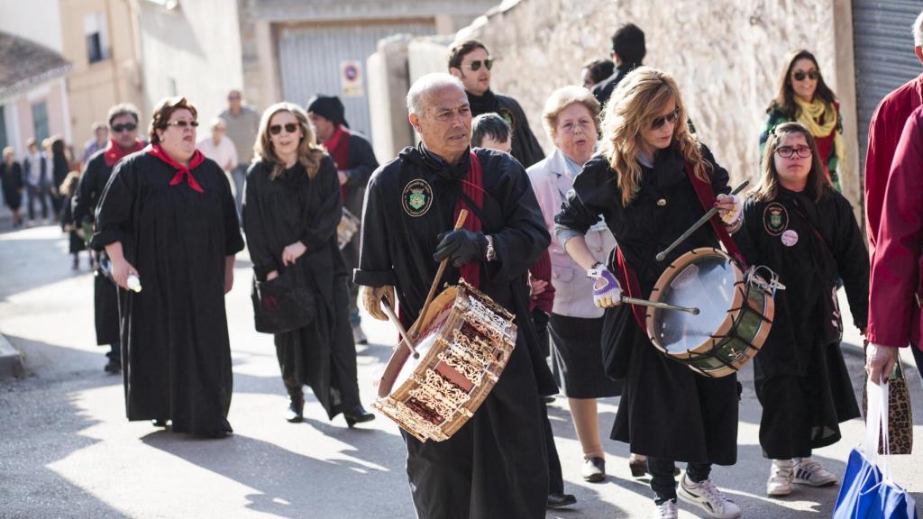 Pepete, con su tambor, por las calles de Hellín.