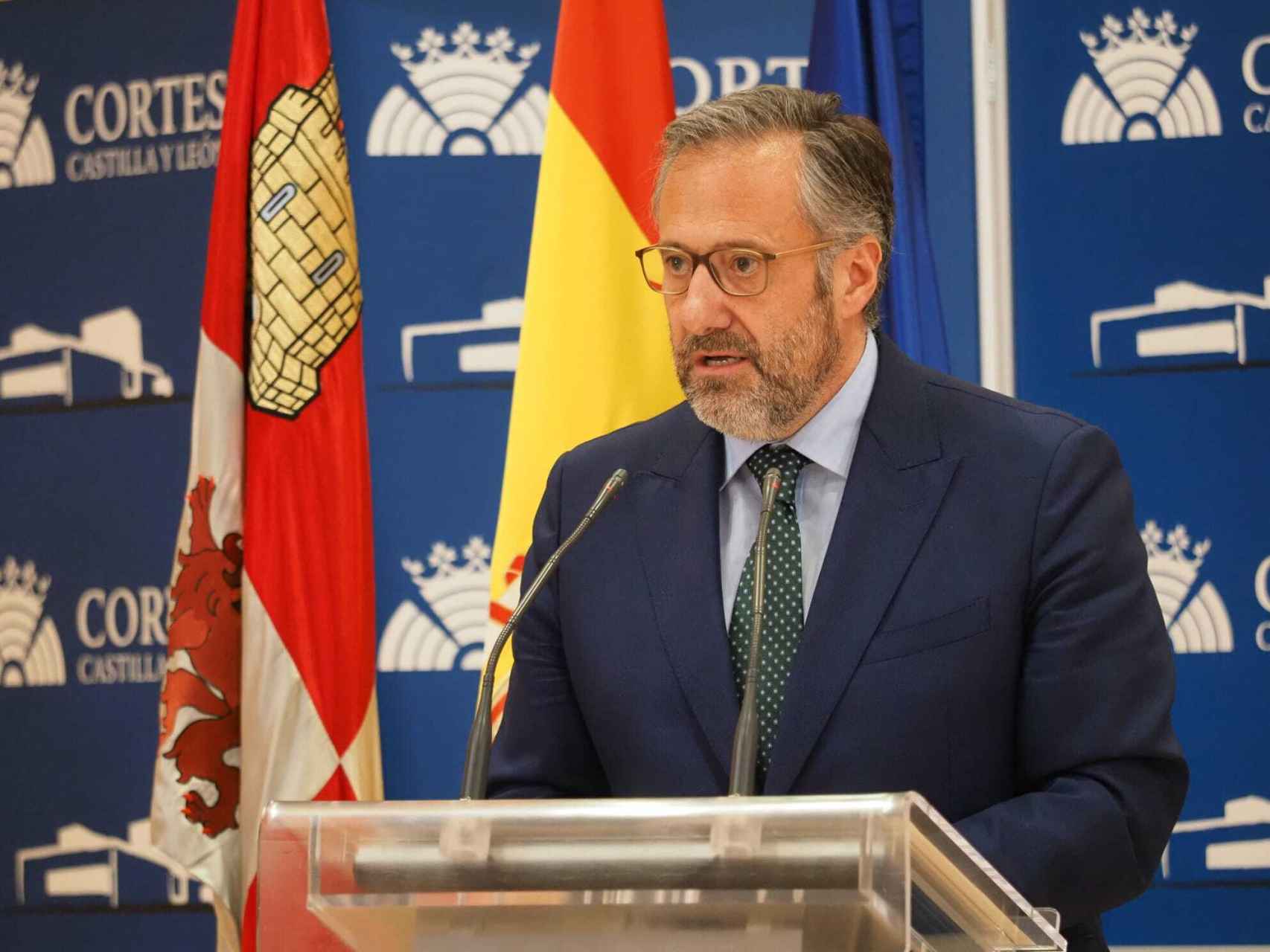 El presidente de las Cortes, Carlos Pollán, durante la rueda de prensa de este martes.