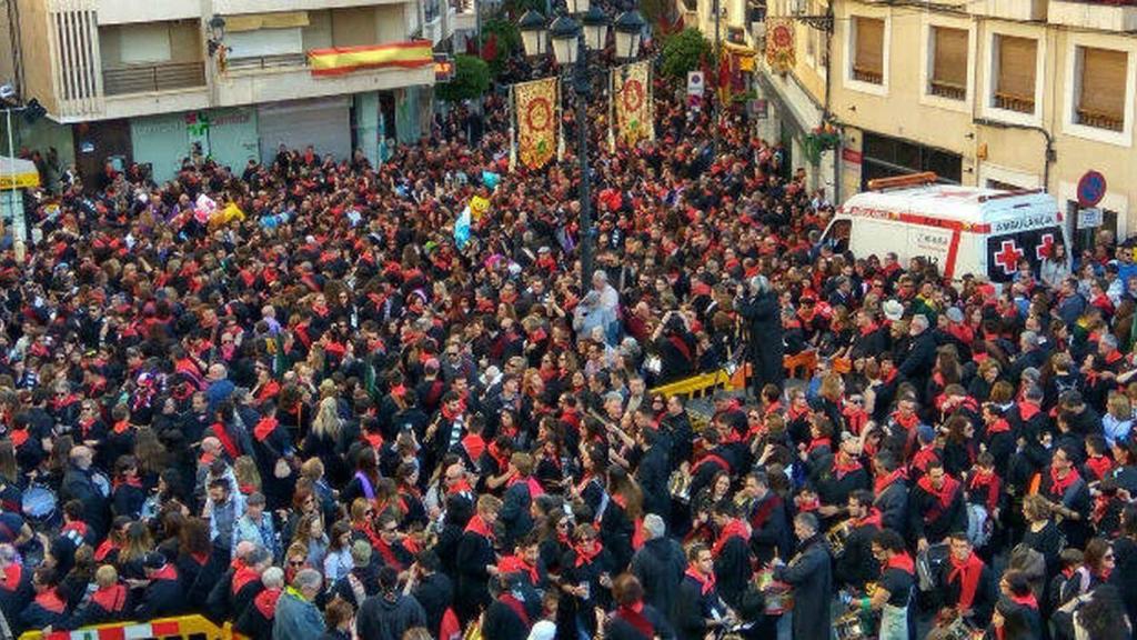 Vista aérea de una tamborada  de la Semana Santa de Hellín.