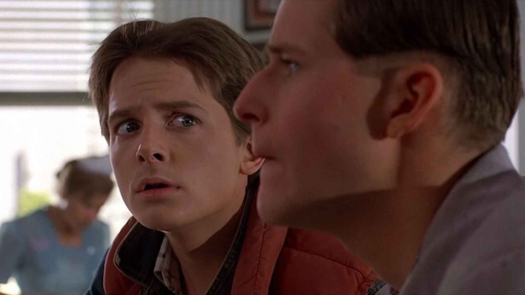 Michael J. Fox (i) en una escena de 'Regreso al futuro' (1985)