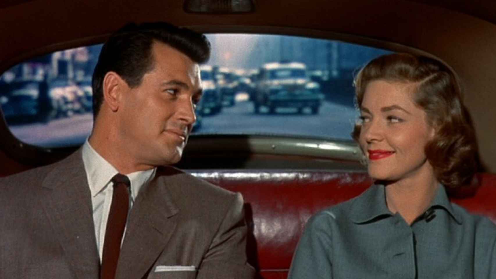 Rock Hudson (i) y Lauren Bacall (d) en una escena de 'Escrito sobre el viento' (1956)