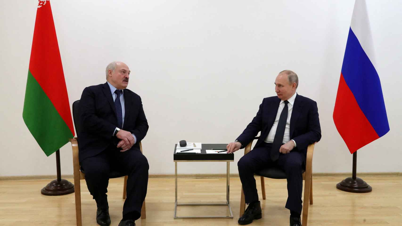 El presidente de Rusia, Vladimir Putin, junto a su homólogo bielorruso Alexander Lukashenko durante la visita al cosmódromo ruso.