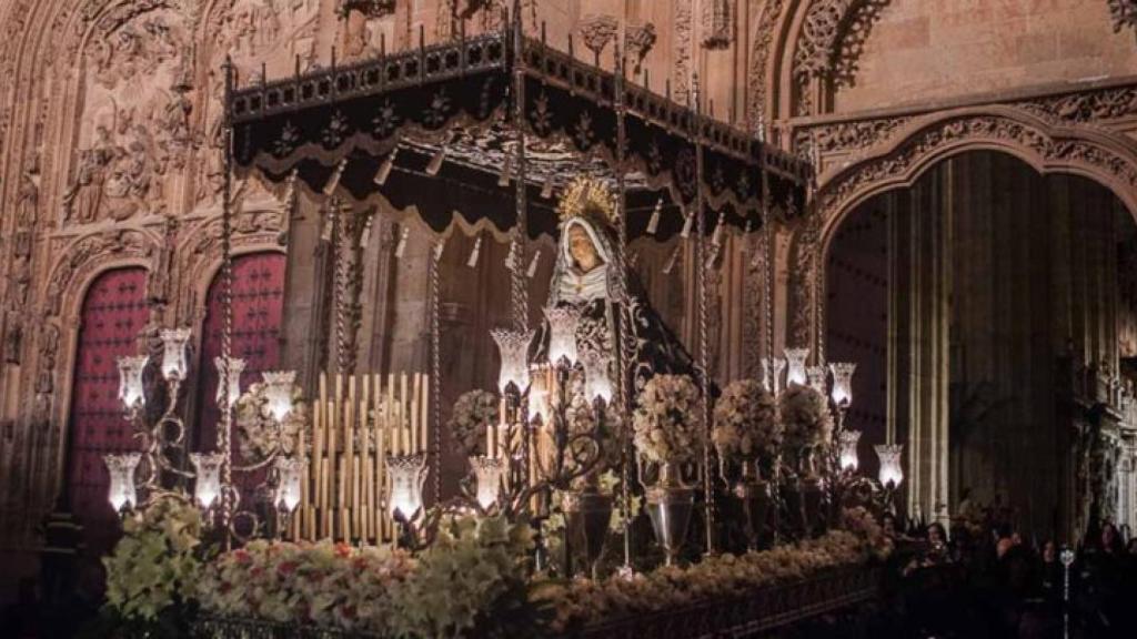 La Soledad de Salamanca a su salida de la Catedral