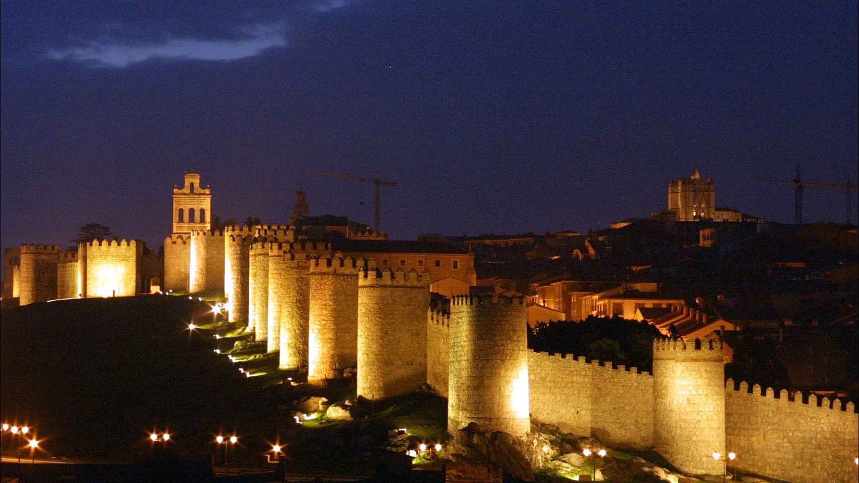 Imagen nocturna de la muralla de Ávila