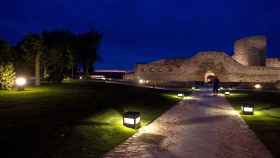Vista nocturna del castillo de Zamora