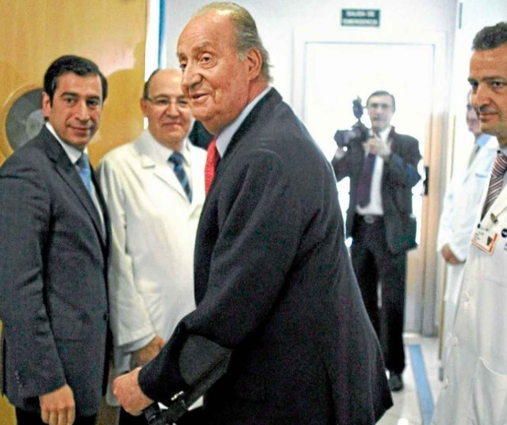 El rey Juan Carlos I saliendo del Hospital San José.