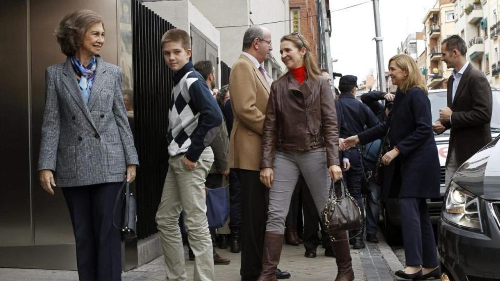 La Familia Real visitando a Juan Carlos I.