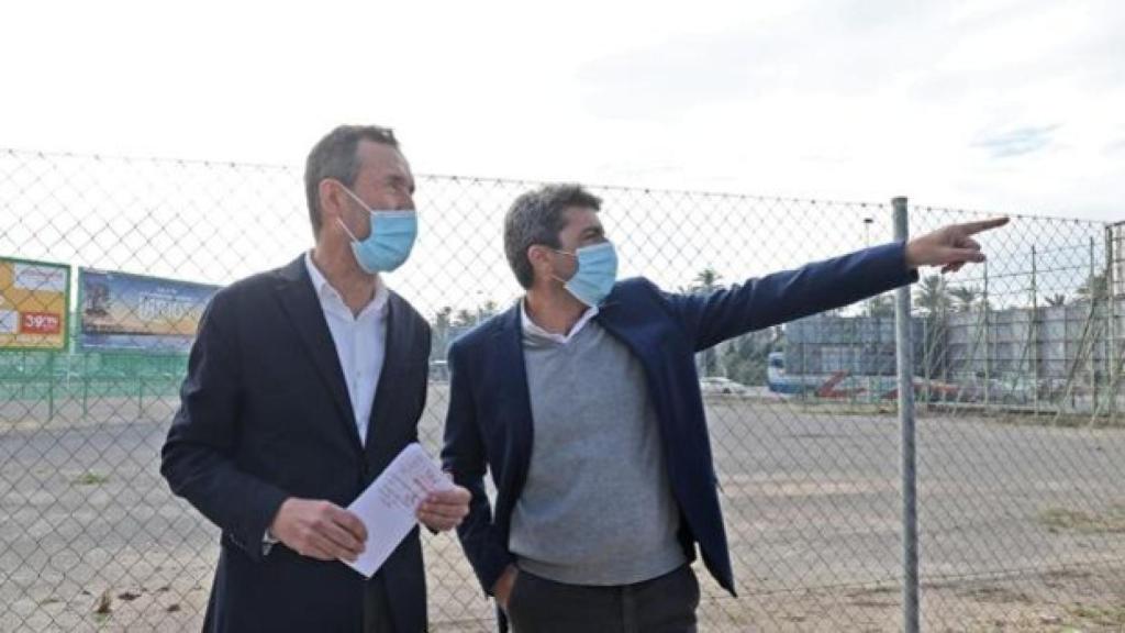 Carlos González y Carlos Mazón cuando visitaron los terrenos donde irá el nuevo centro de congresos en Elche.