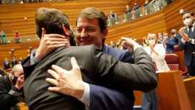 El presidente de la Junta, Alfonso Fernández Mañueco, y el vicepresidente, Juan García-Gallardo, se abrazan en las Cortes tras la investidura.