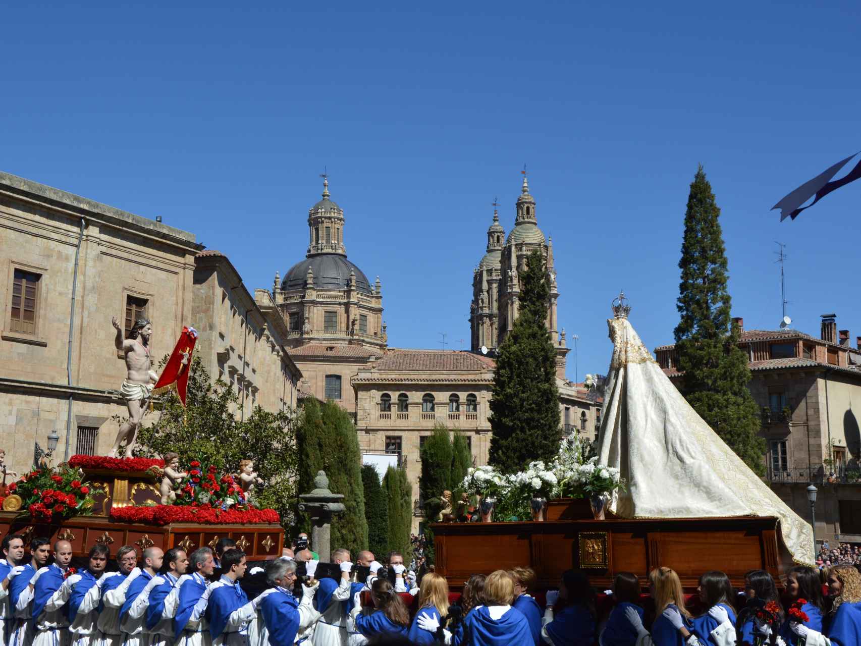 Momento del Encuentro en el Resucitado y la Virgen de la Alegría en la plaza de Anaya de Salamanca