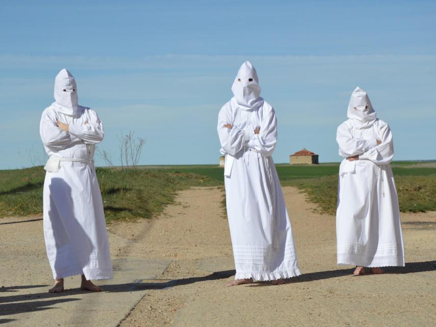 Penitentes de la Santa Vera Cruz de Villarrín de Campos ataviados con sus mortajas