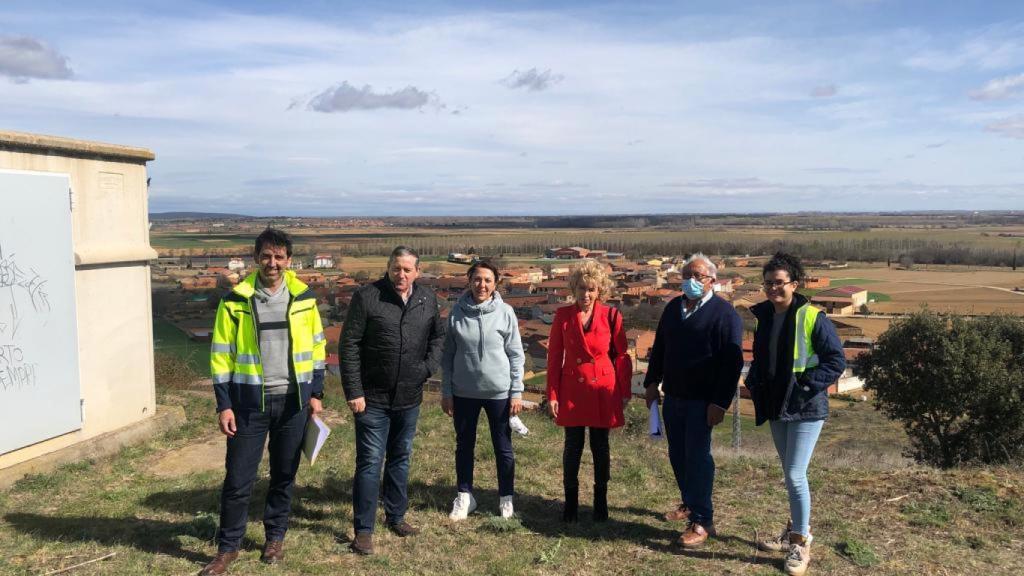 El vicepresidente tercero y diputado de Medio Ambiente y Obras Municipales, Javier Faúndez Domínguez, acompañado por la alcaldesa de Santa María de la Vega, María Josefa Fuente Blanco, la diputada por la comarca de Benavente, Atilana Martínez Mayado