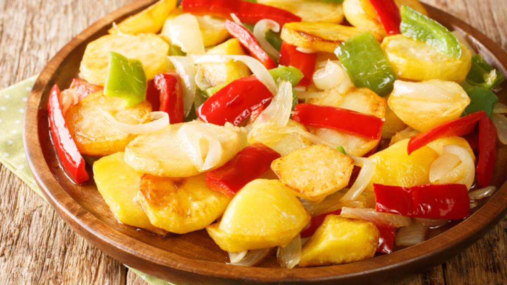 Patatas a lo pobre con cebolla y pimientos.