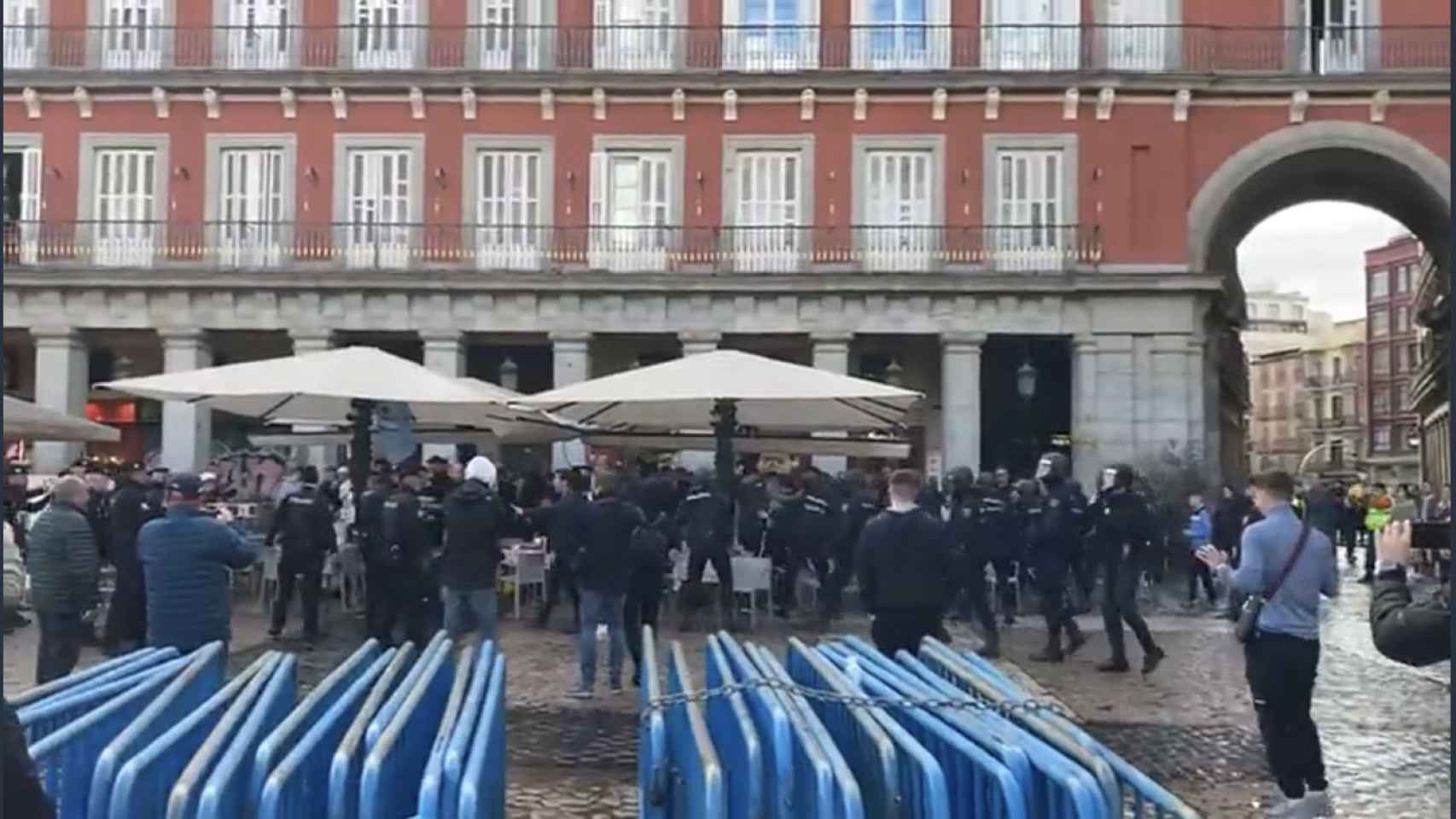 Caos en Madrid: ultras del Chelsea y el Manchester City provocan disturbios en la Plaza Mayor
