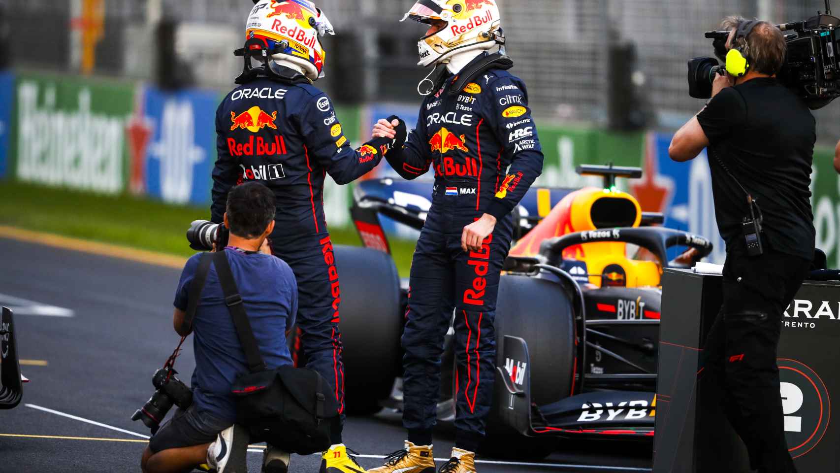 'Checo' Pérez y Max Verstappen se saluda en el circuito de Albert Park
