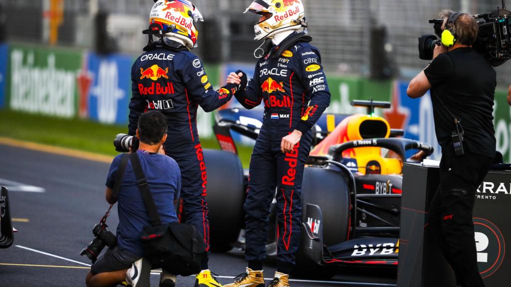 'Checo' Pérez y Max Verstappen se saluda en el circuito de Albert Park