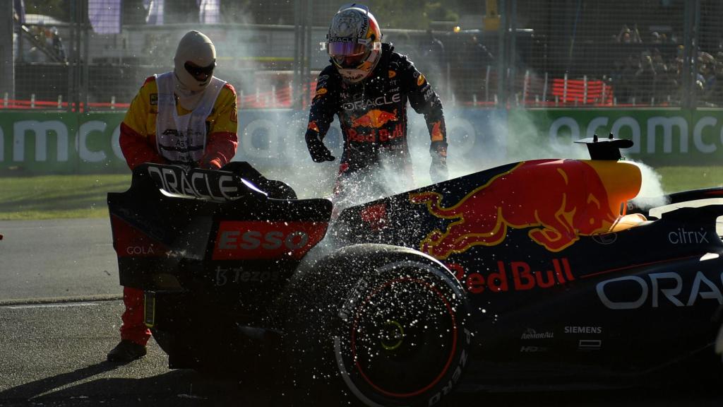 Max Verstappen y su RB18 averiado en el circuito de Albert Park