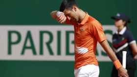 Novak Djokovic se lamenta tras perder un punto en el Master 1000 de Montecarlo ante Davidovich