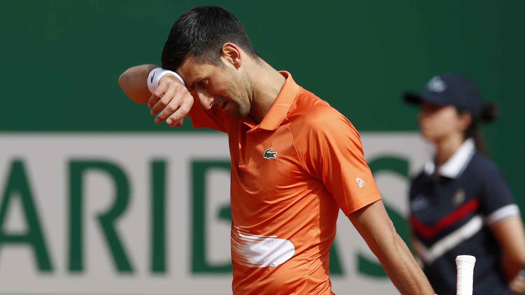 Novak Djokovic se lamenta tras perder un punto en el Master 1000 de Montecarlo ante Davidovich