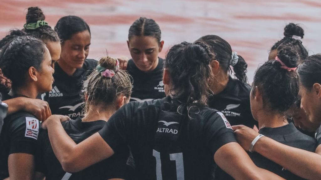 Piña de las Black Ferns, las jugadoras de la selección de Nueva Zelanda de rugby femenino. Foto: Twitter (@BlackFerns)