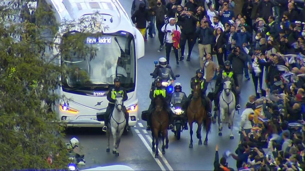 Recibimiento al autobús del Real Madrid antes de medirse al Chelsea