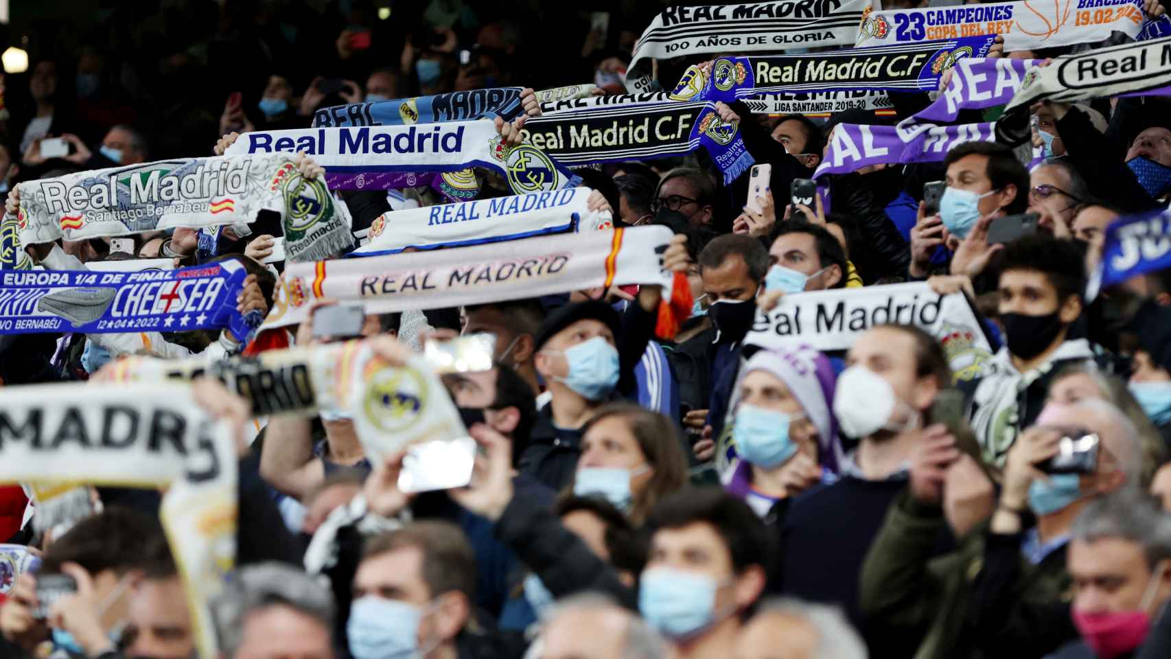 Aficionados del Real Madrid en la grada del Santiago Bernabéu