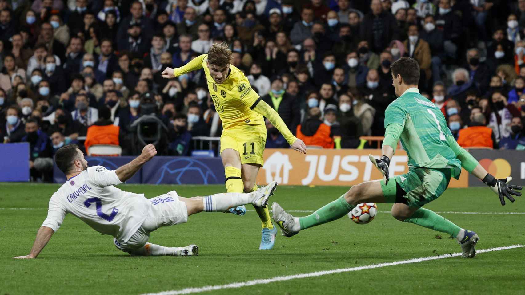 Timo Werner marca ante Thibaut Courtois el tercer gol del Chelsea al Real Madrid