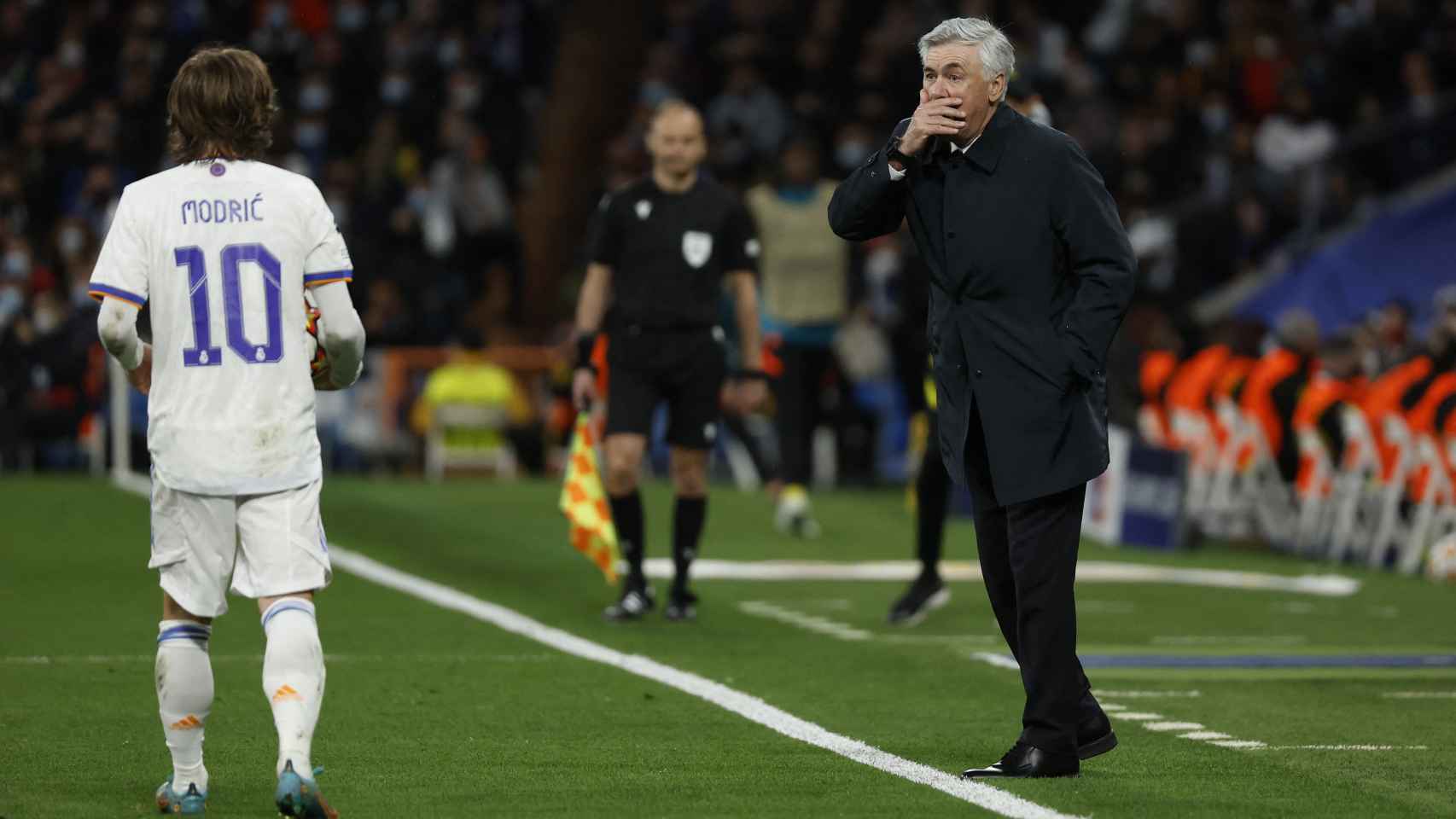 Carlo Ancelotti dialoga con Luka Modric durante el partido frente al Chelsea