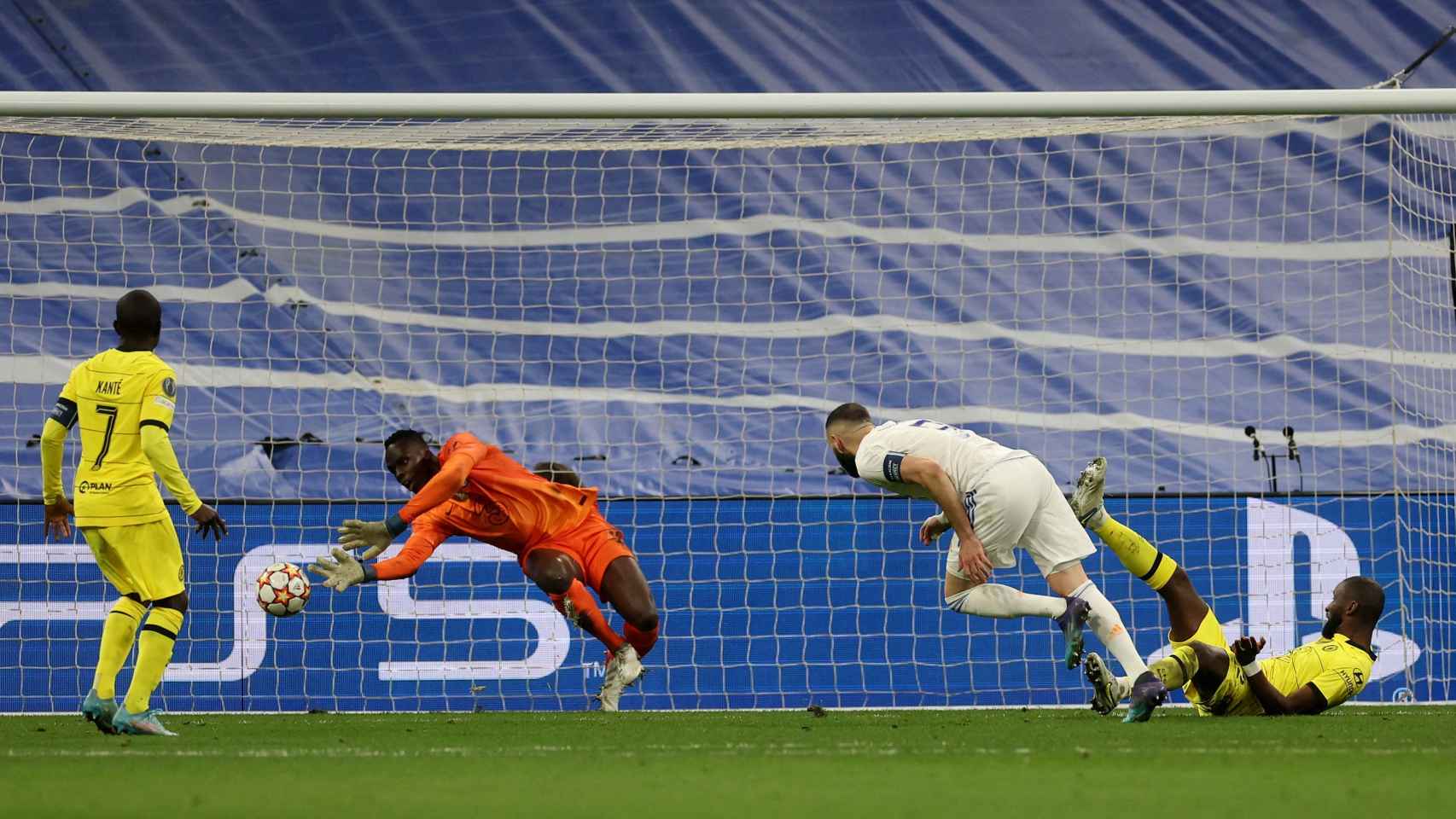 Karim Benzema remata de cabeza y marca el segundo gol del Real Madrid al Chelsea