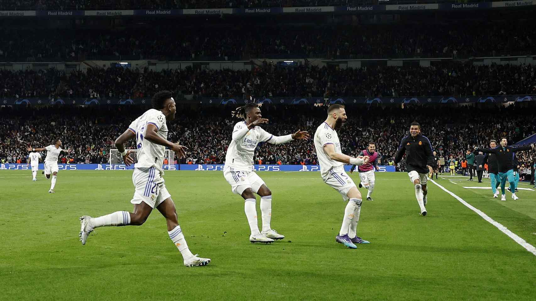 Karim Benzema celebra el gol del Real Madrid al Chelsea en la prórroga
