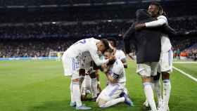 Karim Benzema celebra con los jugadores del Real Madrid su gol al Chelsea