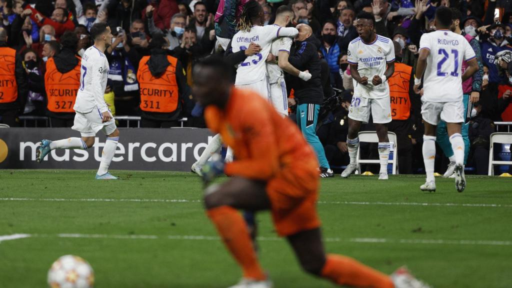 Karim Benzema celebra con los jugadores del Real Madrid su gol al Chelsea