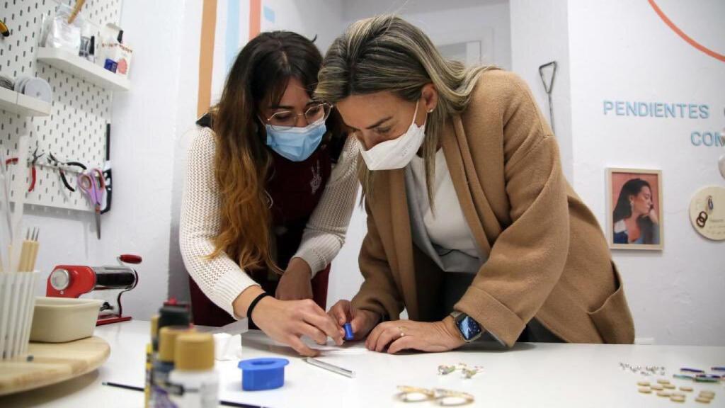 Milagros Tolón, a la derecha, ha visitado el taller de joyería artesana 'La Mona'. Foto: Ayuntamiento de Toledo.