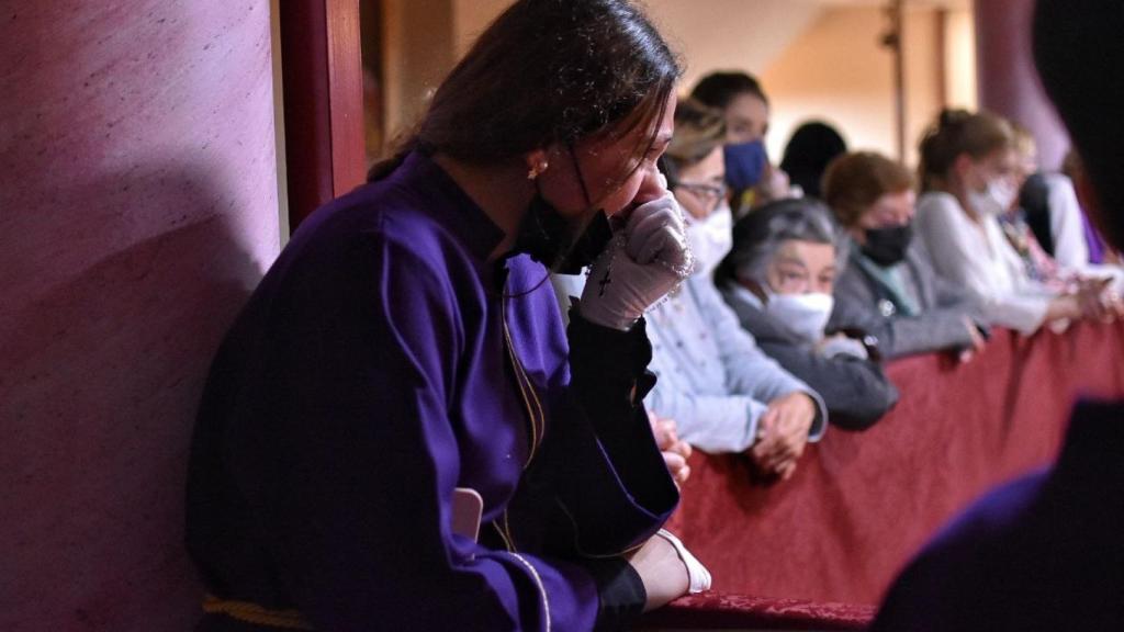 Una joven llorando en 2022, cuando no salió el Rocío.