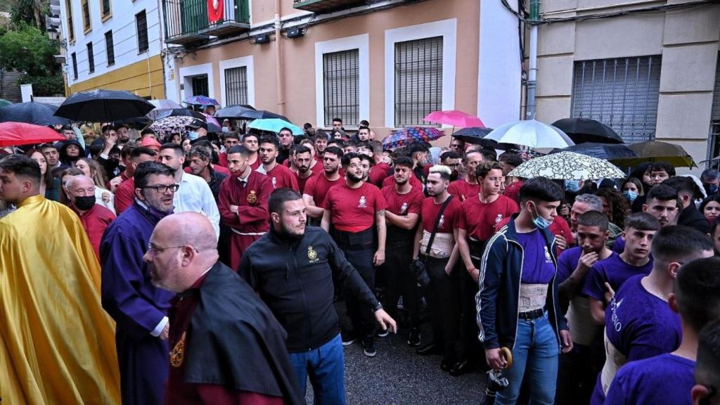 Llantos en la casa hermandad del Rescate, que no salió en 2022.