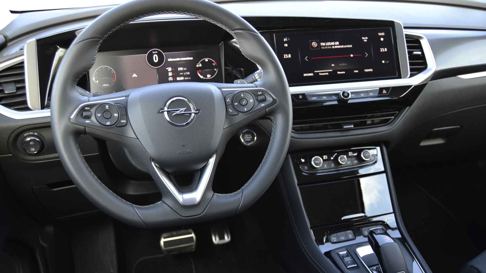 Cuenta con el Opel Pure Panel, un panel que integra tanto el sistema multimedia como el cuadro de instrumentos.