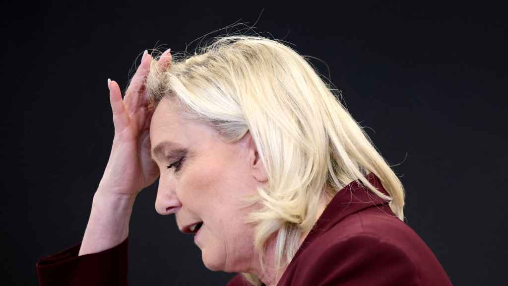 La candidata presidencial francesa de extrema derecha, Marine Le Pen, da una rueda de prensa en Vernon