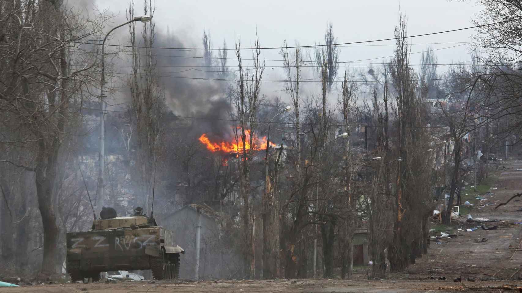 Un tanque ruso en las calles de la ciudad portuaria de Mariúpol durante los combates.