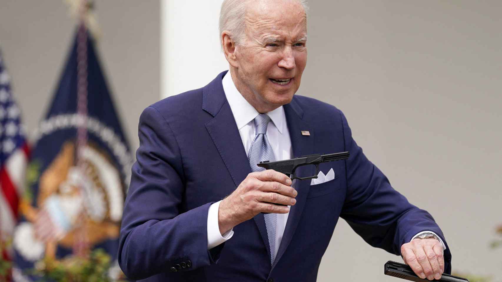 Biden sostiene un arma impresa en 3D