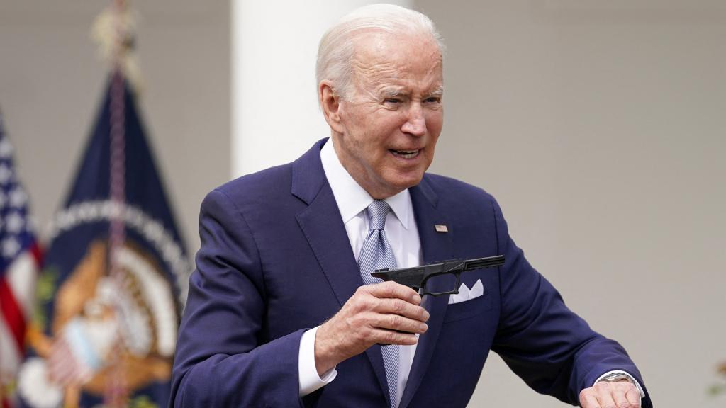 El presidente de los Estados Unidos, Joe Biden, sostiene un arma impresa en 3D.