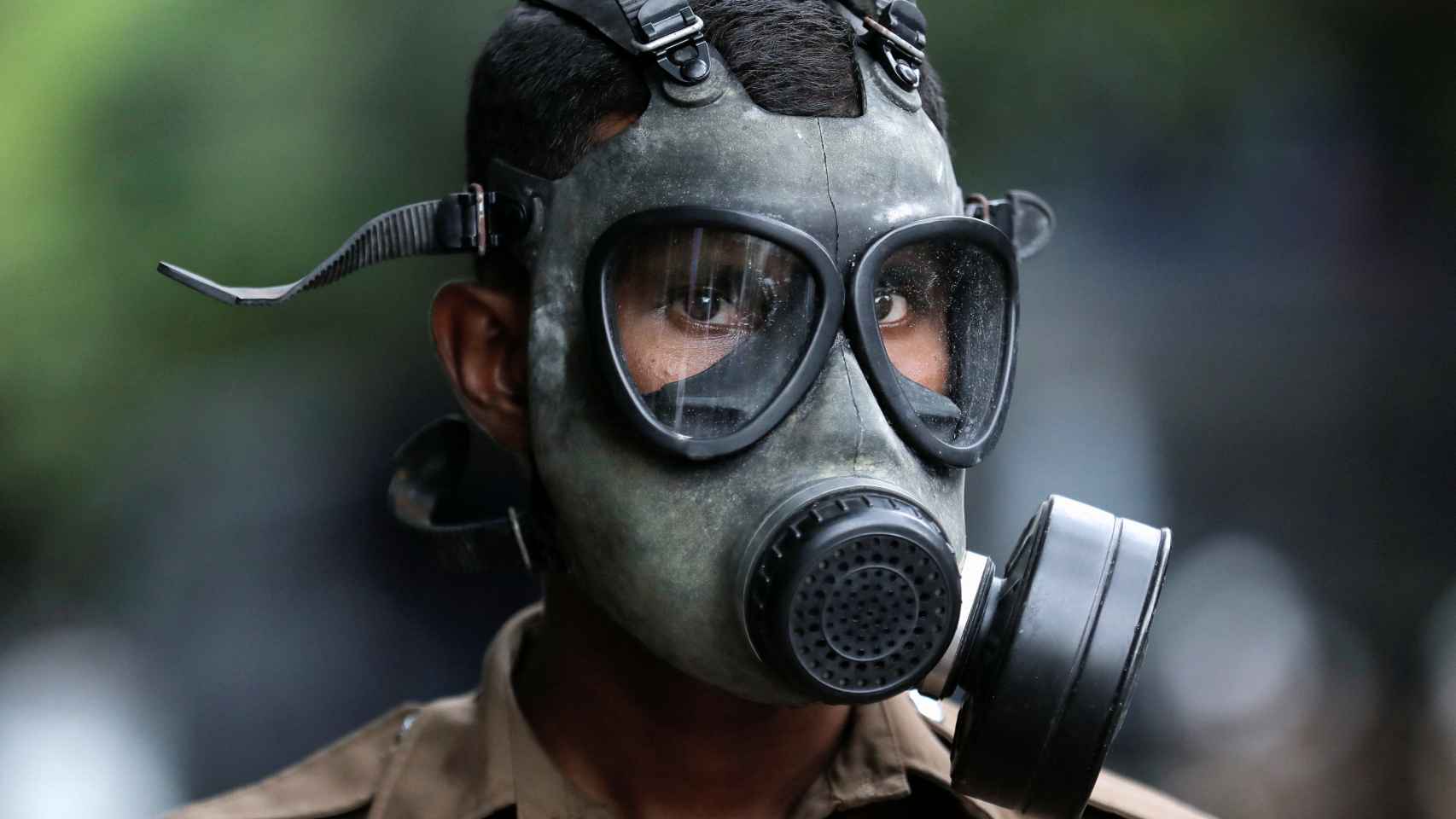 Una persona utilizando una máscara de gas.