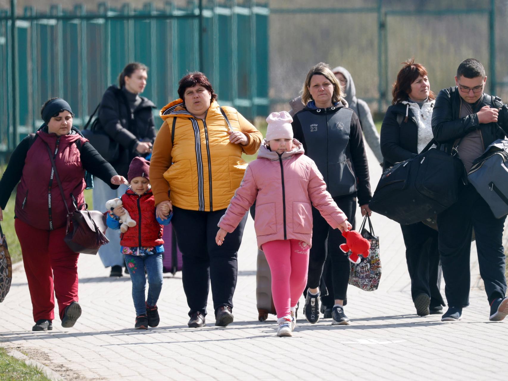 Refugiados ucranianos cruzan la frontera con Polonia.