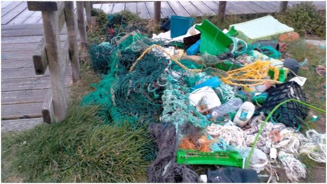 Basura apilada en un arenal de Covas.