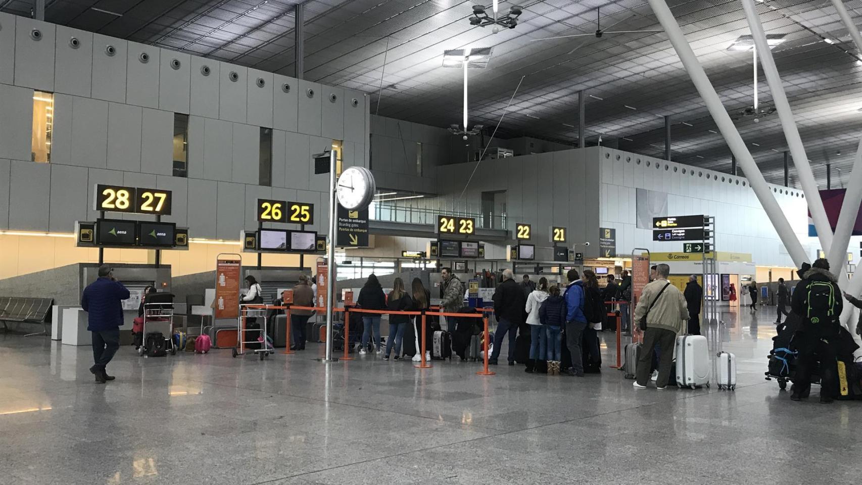 Cola de facturación en el Aeropuerto de Santiago.