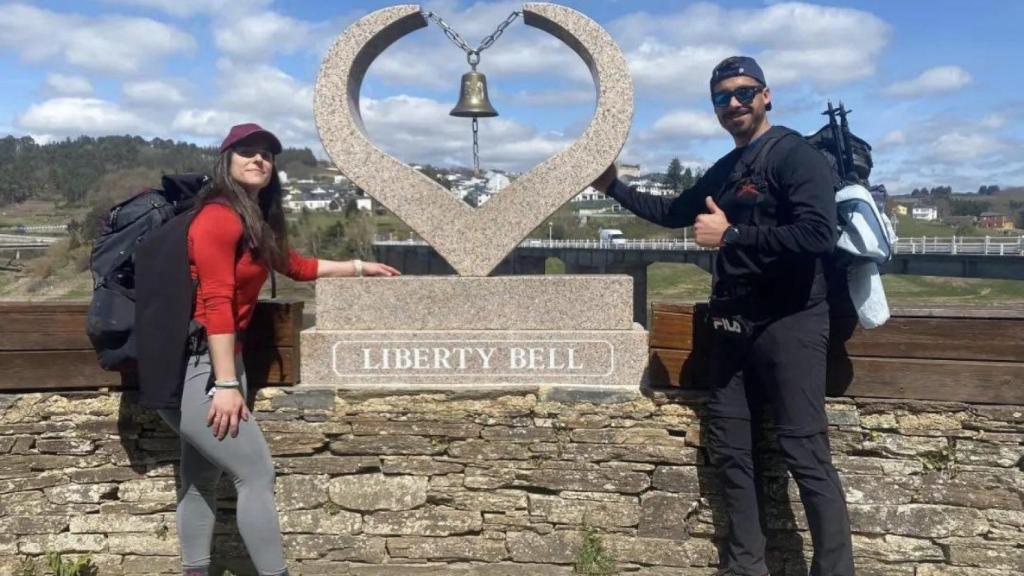 Mónica y Carlos posan durante una etapa del Camino