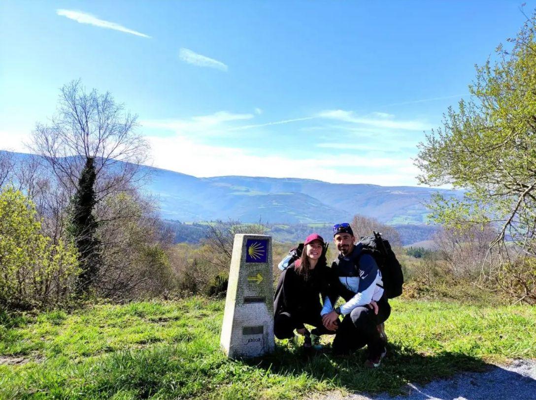 Mónica y Carlos durante una etapa del Camino