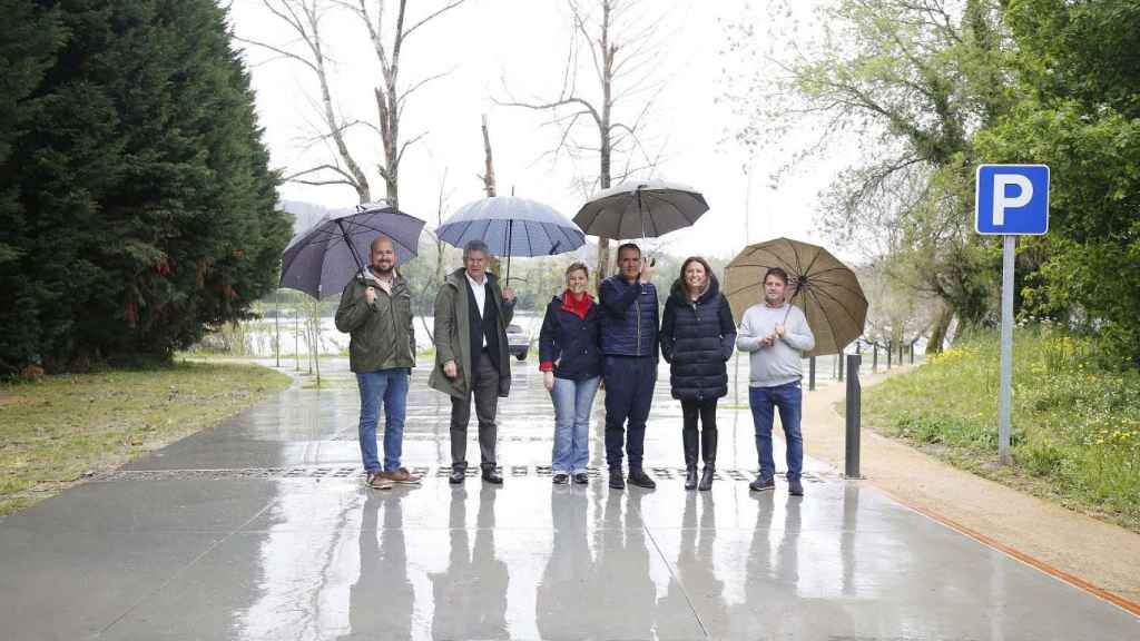 Visita del Concello de Tui y la Diputación de Pontevedra a la nueva senda ciclista de la calle Loureiro.