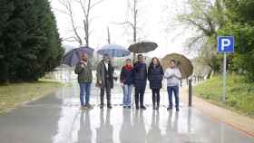 Visita del Concello de Tui y la Diputación de Pontevedra a la nueva senda ciclista de la calle Loureiro.