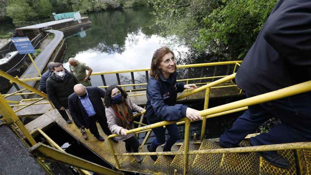 La conselleira de Medio Ambiente, Territorio e Vivenda, Ángeles Vázquez, visita el embalse de Bora, en el río Lérez, en compañía de los alcaldes de Pontevedra, Campo Lameiro y Cerdedo-Cotobade.