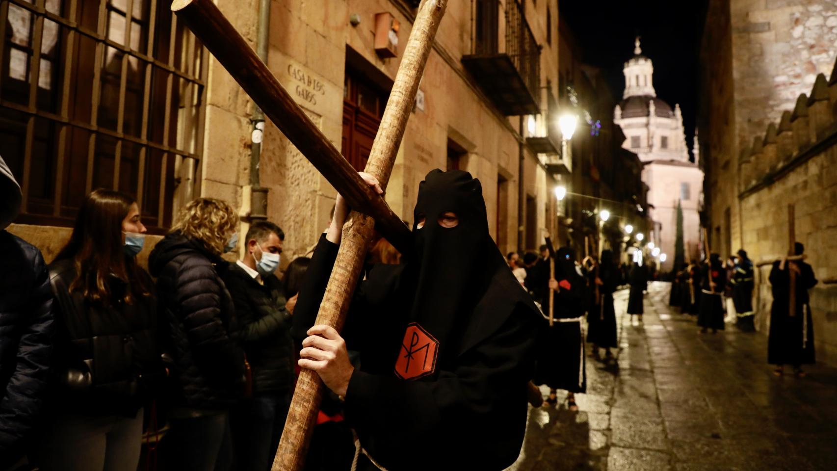 La Hermandad Universitaria del Santísimo Cristo de la Luz y de Nuestra Señora Madre de la Sabiduría renueva su promesa de silencio en su procesión anual.